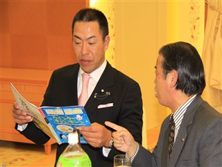 広報誌を手に前田市長と懇談