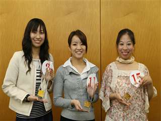 国分地区の岩元千愛さん（20）、霧島地区の高峯麻美さん（22）、志學館大学3年生の上迫澄世さん