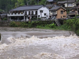 増水した川