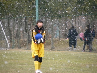 ボールをキャッチする出水田さん