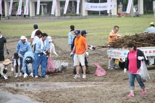 国分下井海岸での錦江湾クリーンアップ作戦