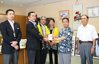 空港のある町「溝辺町」で募られた義援金を東日本へ