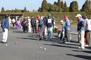 わきあいあいとプレーする参加者