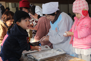 福島地区子育てサロンと有下地区子育てサロンの合同餅つき大会1