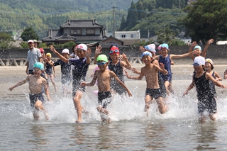 小浜海岸で海開き式