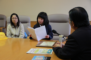 前田市長に作品を朗読する愛姫さん