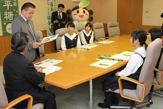 邊田(へんた)孝一理事長と国分中央高校の生徒のみなさん