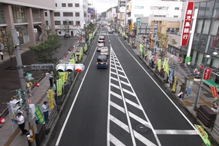 県道の両側で立哨