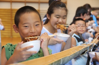 炭火焼きを食べる様子