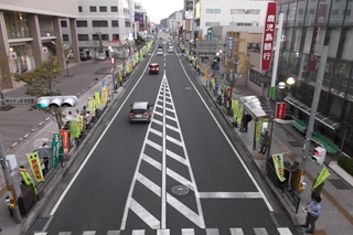 県道の両側で立哨