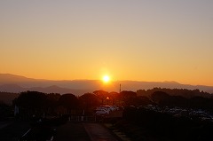 東の空を染める初日