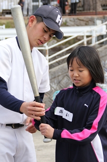 高校野球部員に教わる児童