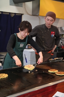 勝目さんが焼き方の指導