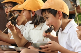 万膳小学校の校内ニジマス釣り大会3