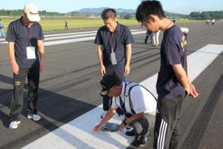 鹿児島空港の早朝滑走路安全点検