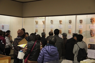 特別講演会「止上神社の面」展示の様子2