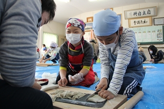 塚脇小学校の児童らによるそば打ち体験2