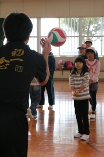 小浜小学校の児童と隼人工業高校野球部、バレー部との交流会3