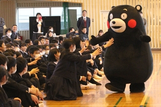 くまもんと触れ合う生徒たち