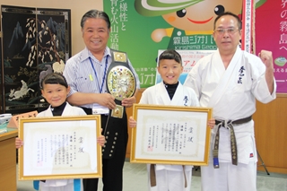 之原小学校3年の四元志桜里（しおり）さん（9）と1年の里桜音（りおん）さん（7）姉妹