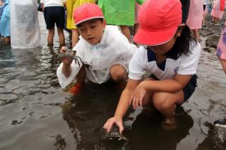 日当山小アユなどの放流