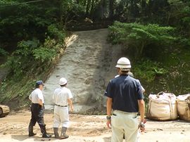 災害現場の現地調査の画像