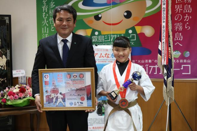 四元志桜里さん世界硬式空手道選手権大会優勝報告