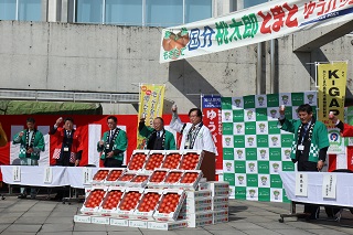 国分桃太郎トマトゆうパック出発式