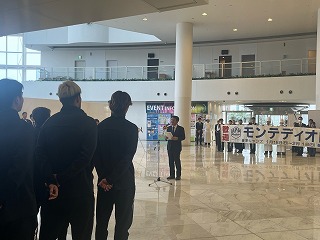 市長があいさつする様子