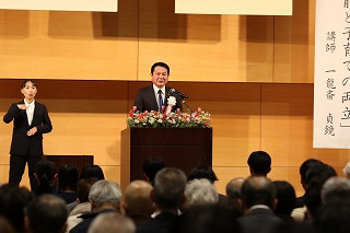 市長が挨拶する様子