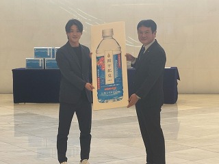 激励品贈呈の様子