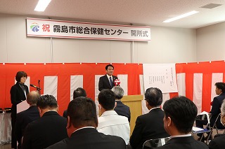 市長が挨拶する様子