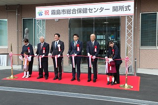 テープカットの様子