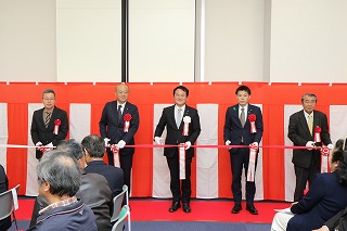 テープカットの様子