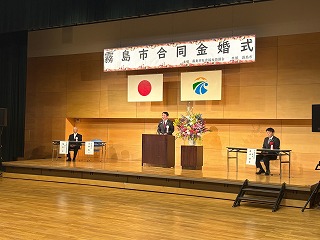 市長が祝辞を述べる様子