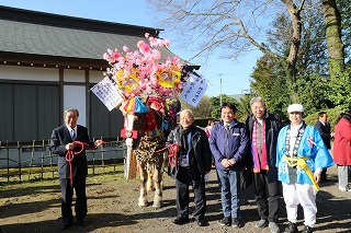 関係者と御神馬との写真