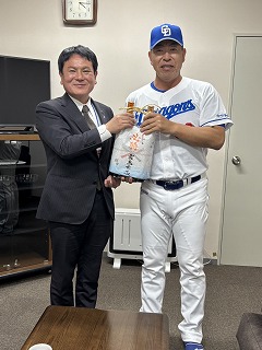 0425井上監督写真