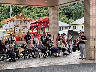 山車による慰問活動写真