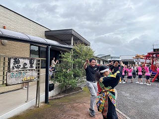 山車による慰問活動写真
