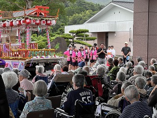 山車による慰問活動写真