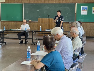 初午祭実行委員会であいさつする様子