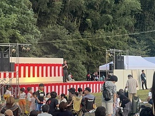 ふるさと霧島夏祭りであいさつする様子