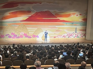 市民ミュージカルであいさつする様子