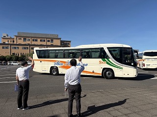 舞鶴大学バスを見送る様子