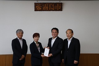 伊佐市議会義援金贈呈写真