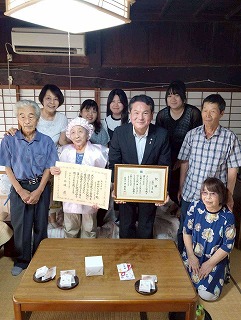 100歳を迎えられた方との写真