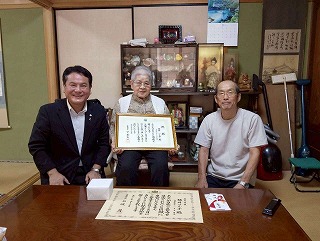 100歳を迎えられた方との写真