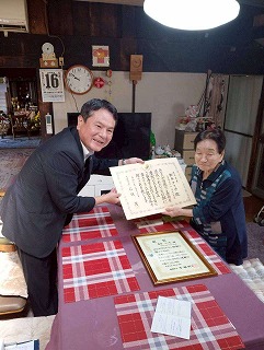 100歳を迎えられた方との写真