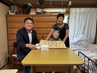 100歳を迎えられた方との写真