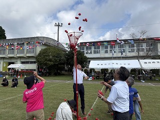 塚脇小運動会で玉入れをする様子